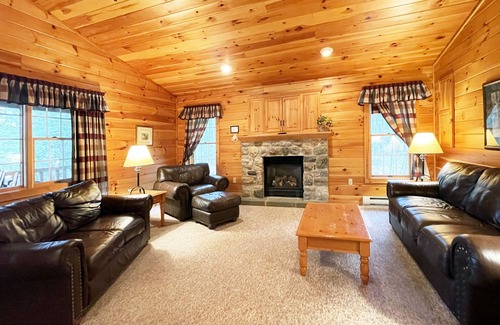Reeders Cabin | Luxurious Lake View Log Cabin with Fire Pit in the Poconos