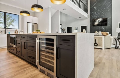 Kingston House | Luxurious Lakefront Retreat in Kingston