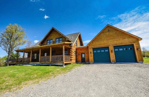Wilmington House | Luxurious log home with stunning views