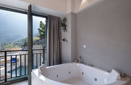 Kournas House | Luxurious love nest with whirlpool and heated pool