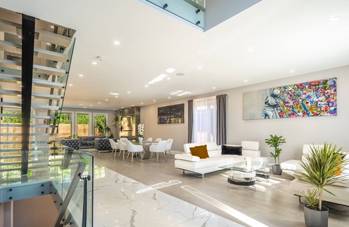 Humber Bay House | Luxurious Mansion South Toronto minutes from lake