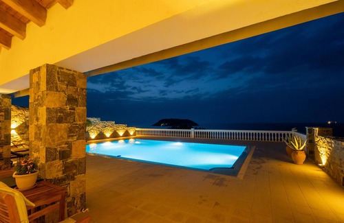 Mochlos Villa | Luxurious mansion with pool, waterfront and direct access to the water
