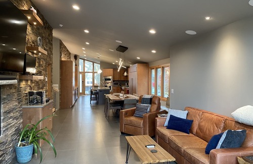 Madison House | Luxurious Mid-Century Modern close to Camp Randall Stadium