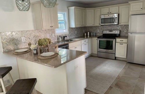 New London House | Luxurious-Modern feel w/custom features - AC, short walk to the Beach and parks