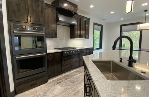 Coos Bay House | Luxurious Modern Retreat with 3 King Suites