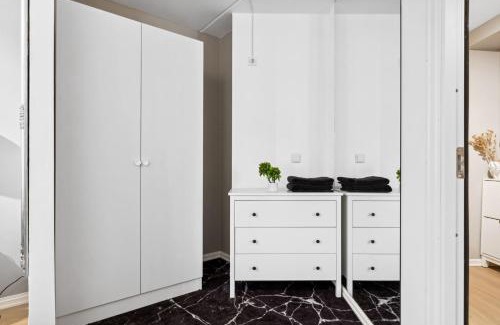 Oslo House | Luxurious modern room in central Oslo - EUR 4k Expensive Bed and 82' Cinematic TV