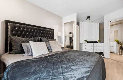Oslo House | Luxurious modern room in central Oslo - EUR 4k Expensive Bed and 82' Cinematic TV