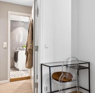 Oslo House | Luxurious modern room in central Oslo - EUR 4k Expensive Bed and 82' Cinematic TV