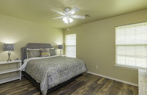 Moore House | LUXURIOUS MOORE HOME 8 MILES TO OU & 15 MILES TO OKC BRICKTOWN