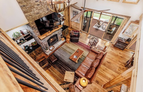 Nantahala House | Luxurious Nantahala River Front 5-bedroom home located in the Nantahala Gorge