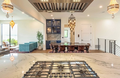 Comanche Trail House | Luxurious new build with gorgeous views of lake Travis & 30 min from Downtown!