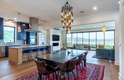 Comanche Trail House | Luxurious new build with gorgeous views of lake Travis & 30 min from Downtown!