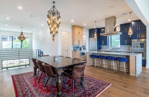 Comanche Trail House | Luxurious new build with gorgeous views of lake Travis & 30 min from Downtown!
