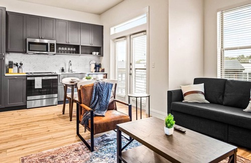 West Oak Hill Apartment | Luxurious New Unit|1Bd1Ba|Pool, Golf Sim