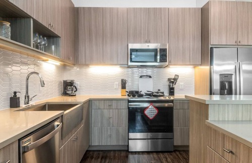 West Oak Hill Apartment | Luxurious New Unit|1Bd1Ba|Pool, Golf Sim