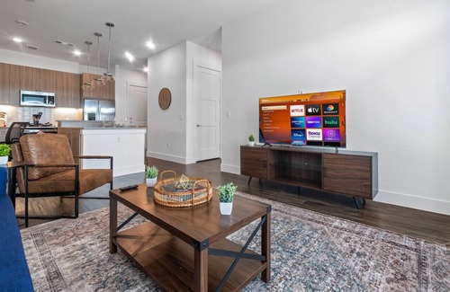 West Oak Hill Apartment | Luxurious New Unit|1Bd1Ba|Pool, Golf Sim