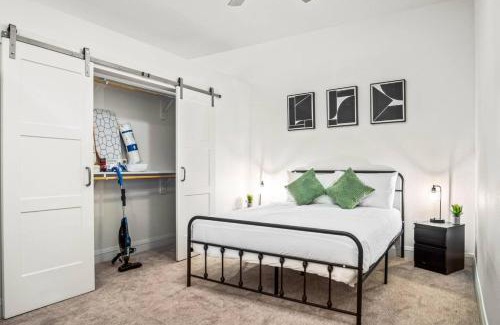 West Oak Hill Apartment | Luxurious New Unit 1Bd1Ba Pool Golf Sim