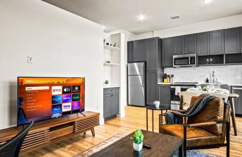 West Oak Hill Apartment | Luxurious New Unit 1Bd1Ba Pool Golf Sim