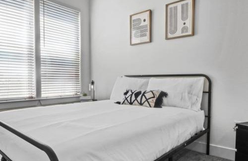 West Oak Hill Apartment | Luxurious New Unit 2Bd2B Pool, Golf Sim