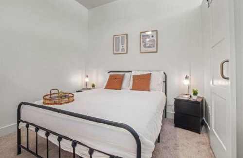 West Oak Hill Apartment | Luxurious New Unit Studio 1Ba Pool, Golf Sim