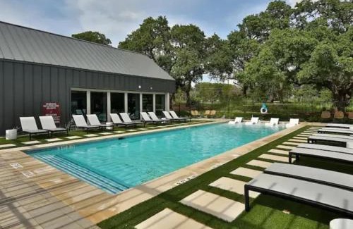 West Oak Hill Apartment | Luxurious New Unit Studio 1Ba Pool, Golf Sim