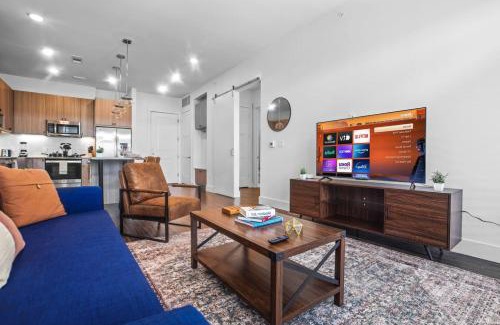 West Oak Hill Apartment | Luxurious New Unit2B2Ba Pool, Golf Sim