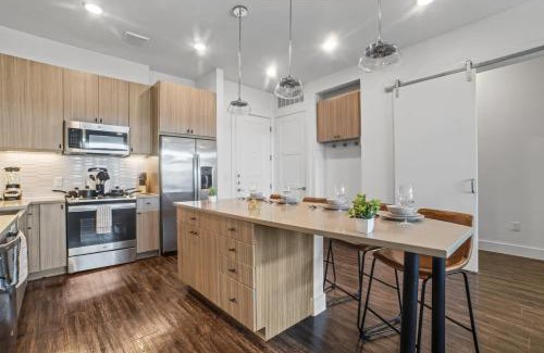 West Oak Hill Apartment | Luxurious New Unit2B2Ba Pool, Golf Sim