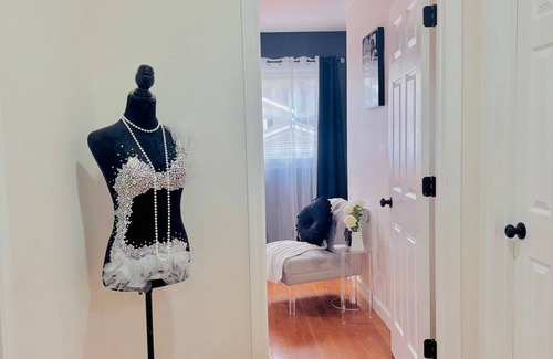 Hidden Valley House | Luxurious Newly Renovated Home-King Bdr/Lrg Tub near South End, NoDa & Uptown