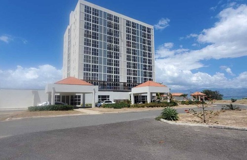 Portmore Apartment | LUXURIOUS OCEAN FRONT 2 BDR APARTMENT