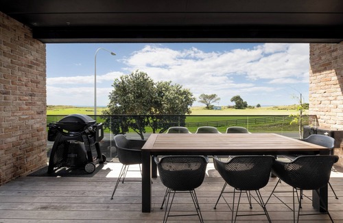 Papamoa Beach House | Luxurious Oceanfront Family Retreat with Pool - Papamoa