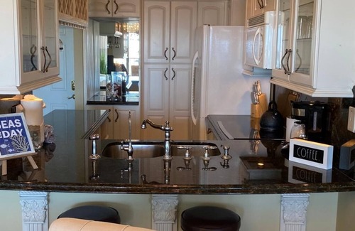 Galveston Condo | Luxurious Oceanfront Galveston Getaway 2bed/2Bath