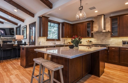 Mammoth Lakes House | Luxurious, One of a Kind Home on Golf Course. 2 Private Hot Tubs & Gas Grill