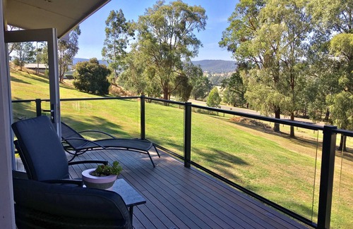 Yarra Glen Villa | Luxurious open plan villa with panoramic views of the Steels Creek Valley