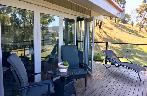 Yarra Glen Villa | Luxurious open plan villa with panoramic views of the Steels Creek Valley