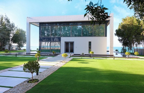 Abu Dhabi Villa | Luxurious Overwater Villa with private swimming pool and luxury amenities
