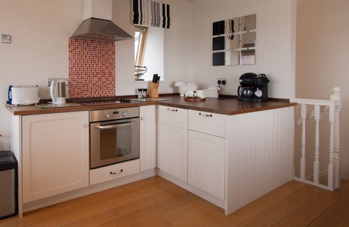 Roundstone Apartment | Luxurious Penthouse Apartment with panoramic sea views - in the village