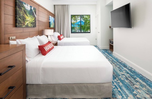 Park Shore Hotel | Luxurious Pool View Family Suite with Kitchen