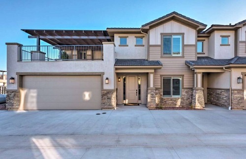 Hurricane Condo | LUXURIOUS POOLSIDE VILLA *Sparkling Clean, Speedy Wireless, Resort Pool, ZION.