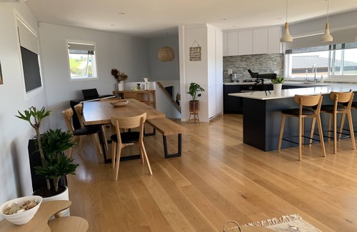 Cable Bay House | Luxurious Property with Panoramic Sea Views and infinity Spa Jacuzzi
