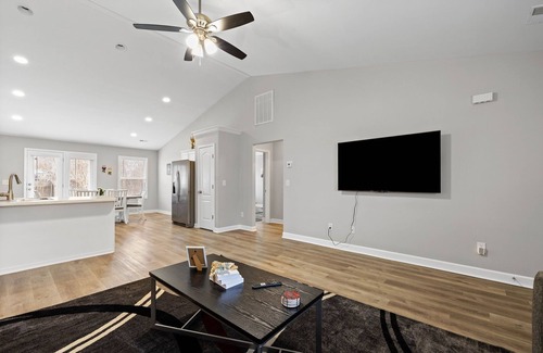 Spring Hill House | Luxurious Ranch Style Modern 3BR 2 Bath home!