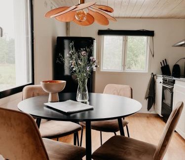 Nye House | Luxurious red cottage with wood stove near lake