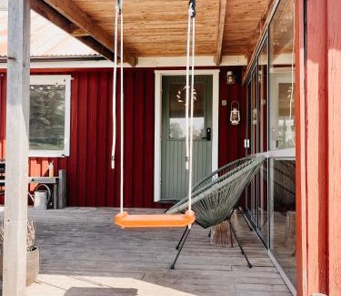 Nye House | Luxurious red cottage with wood stove near lake