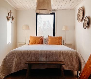 Nye House | Luxurious red cottage with wood stove near lake