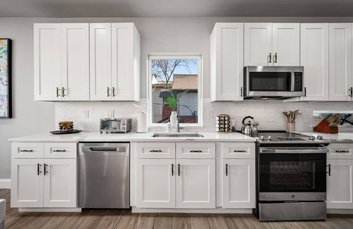 Old East Dallas Condo | Luxurious Retreat ~ Gated ~ Hot Tub ~ Skyline View of Downtown Dallas ~ BBQ