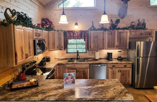 Ridgedale Cabin | Luxurious Retreat in A Spacious Cabin near Big Cedar and Branson