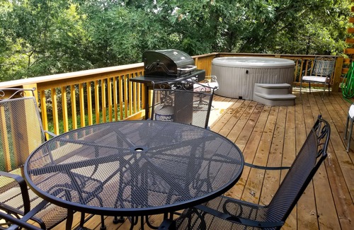 Ridgedale Cabin | Luxurious Retreat in A Spacious Cabin near Big Cedar and Branson