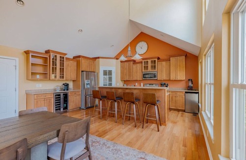 Beaverton House | Luxurious Retreat Spacious with Deck BBQ Grill