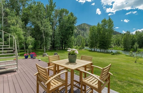 Hailey House | Luxurious Riverfront retreat- fishing, skiing, hiking, biking at your doorstep
