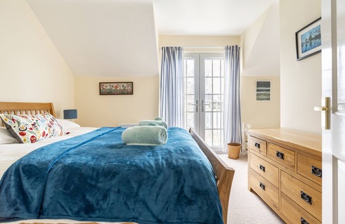 South Cerney Cabin | Luxurious South-Facing Lakeside Lodge