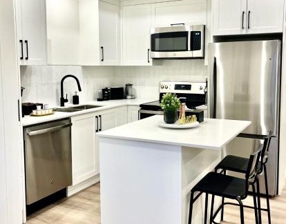 Willoughby Apartment | Luxurious & Stylish 2BR P/Suite, Near Vancouver